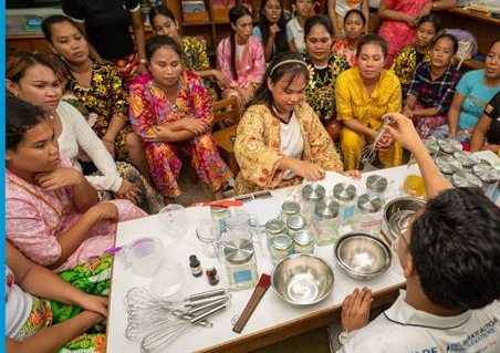 Badjao mothers learning soap manufacturing at Bohe Maka Sannang in Mambaling, Cebu City